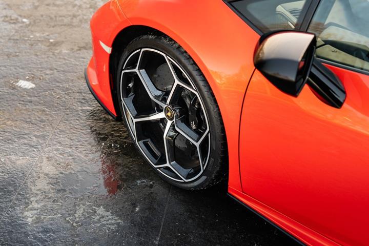 Orange Lamborghini Huracan fra 2019