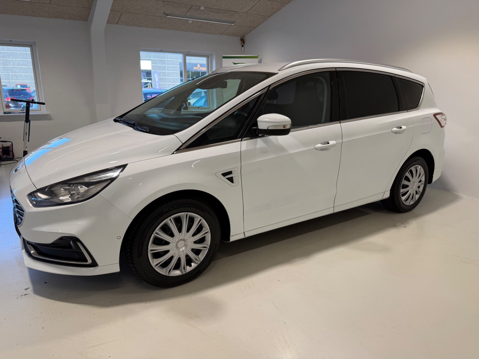 Hvid Ford S-MAX fra 2022
