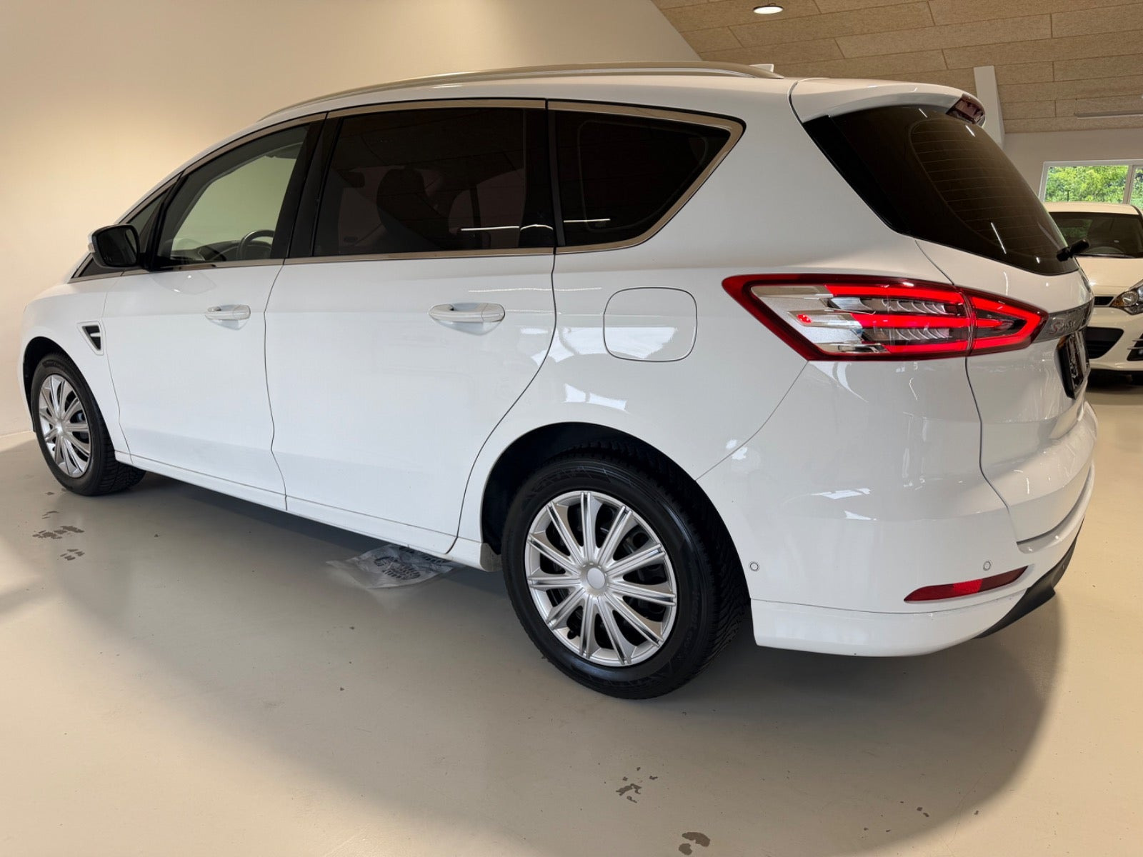 Hvid Ford S-MAX fra 2022