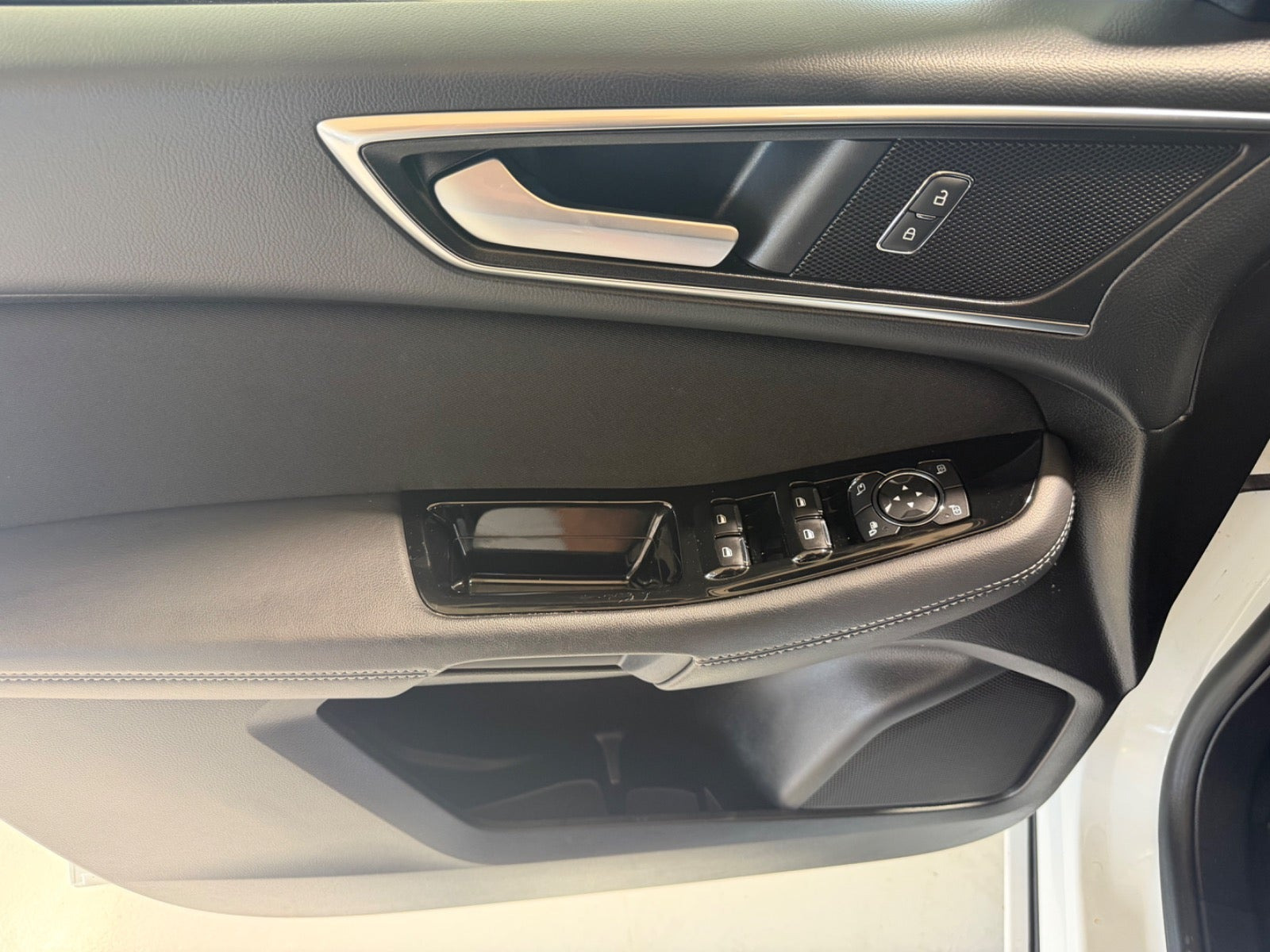 Hvid Ford S-MAX fra 2022