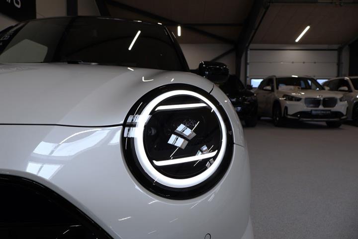 Hvid Mini Cooper SE fra 2024
