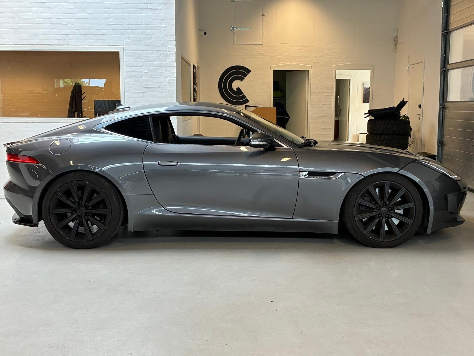 Grå Jaguar F-Type fra 2017