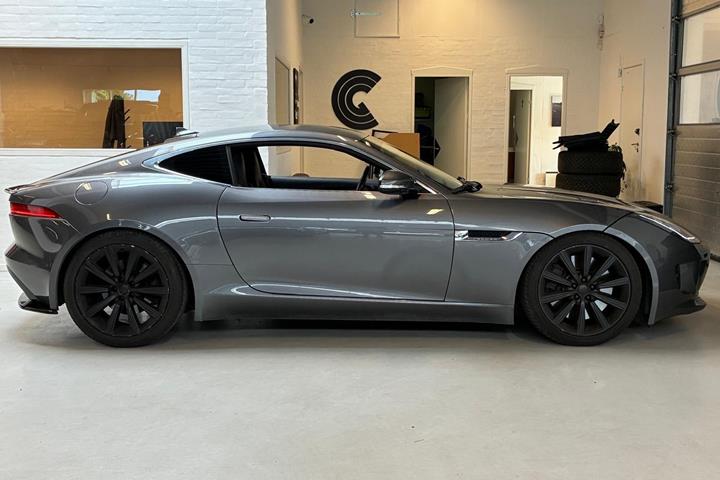 Grå Jaguar F-Type fra 2017