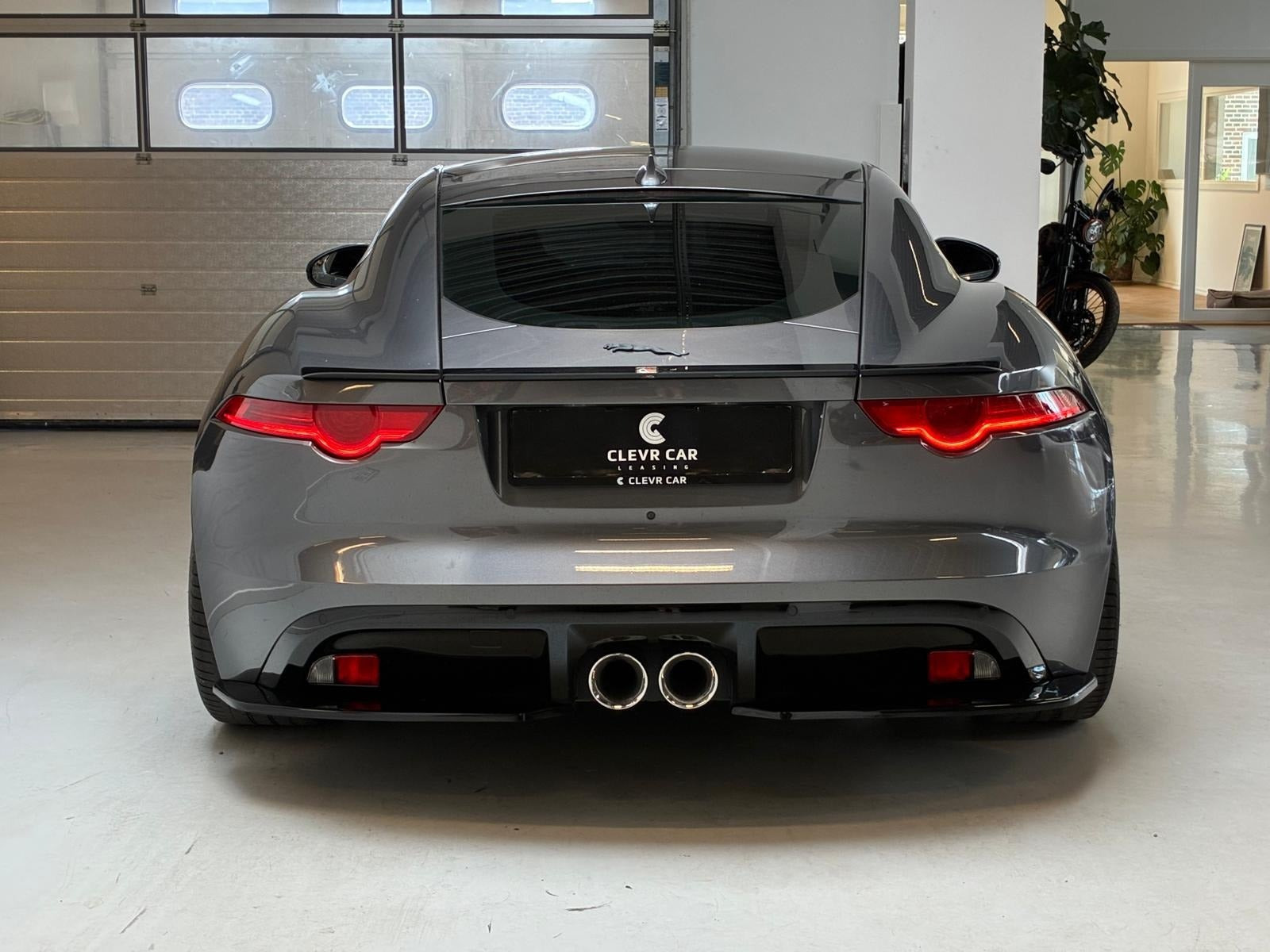Grå Jaguar F-Type fra 2017