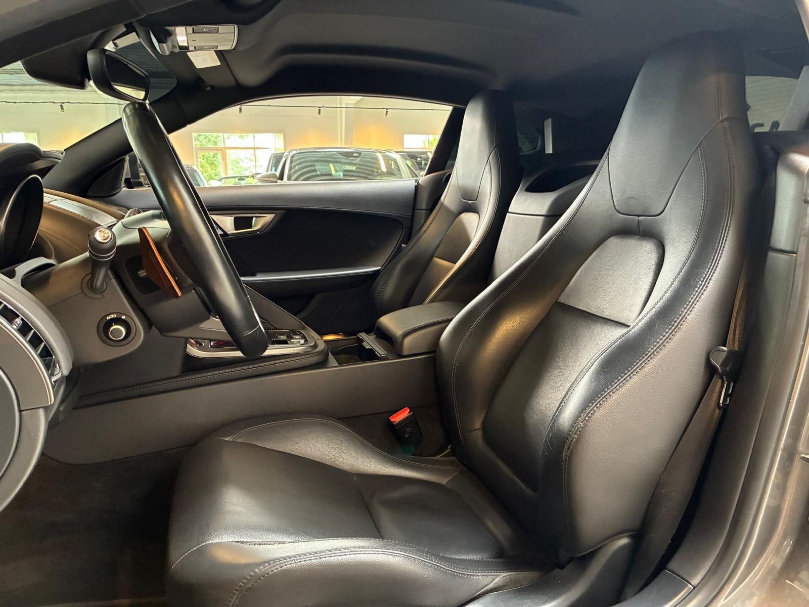 Grå Jaguar F-Type fra 2017