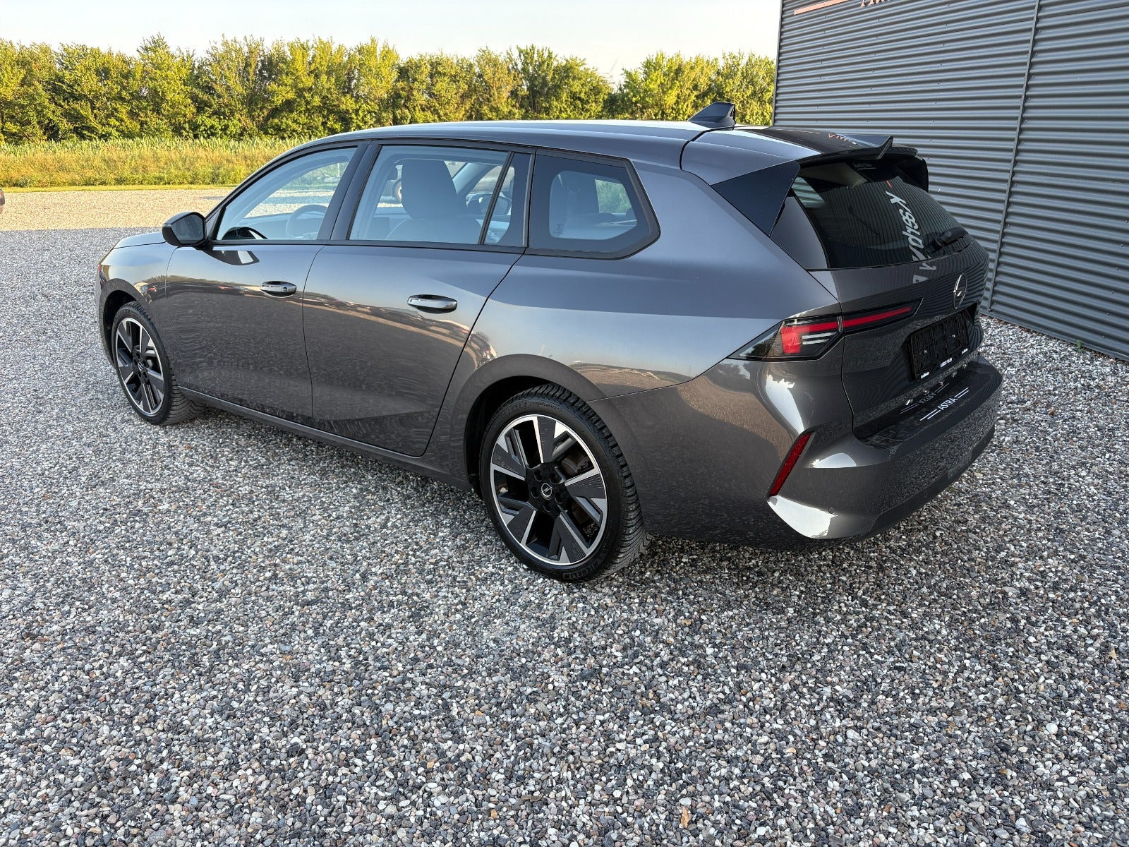 Grå Opel Astra-e fra 2024