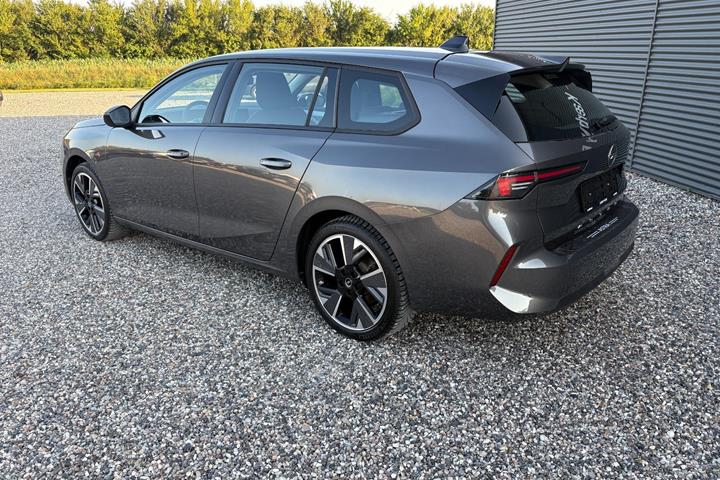 Grå Opel Astra-e fra 2024