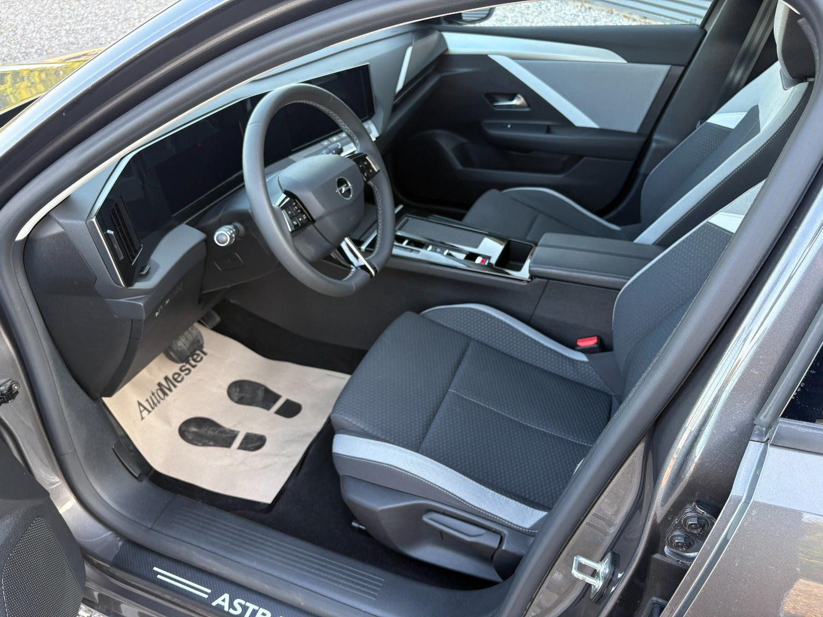 Grå Opel Astra-e fra 2024