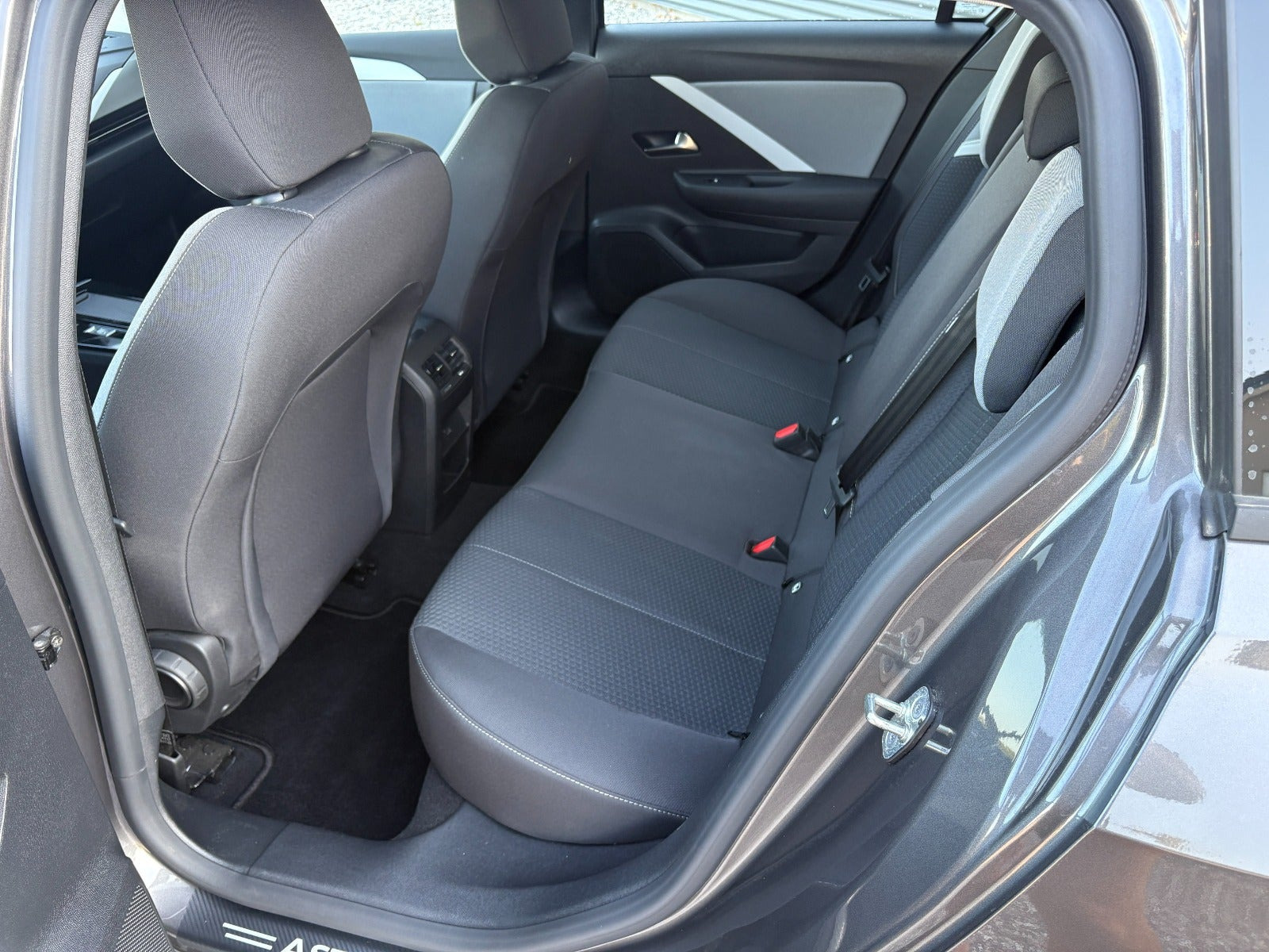 Grå Opel Astra-e fra 2024