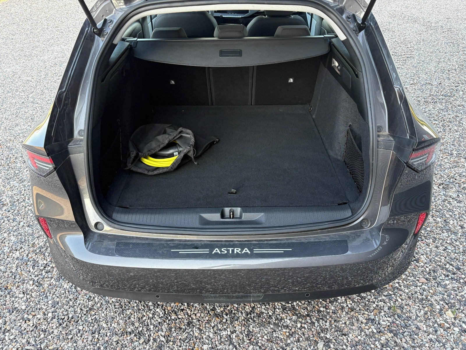 Grå Opel Astra-e fra 2024
