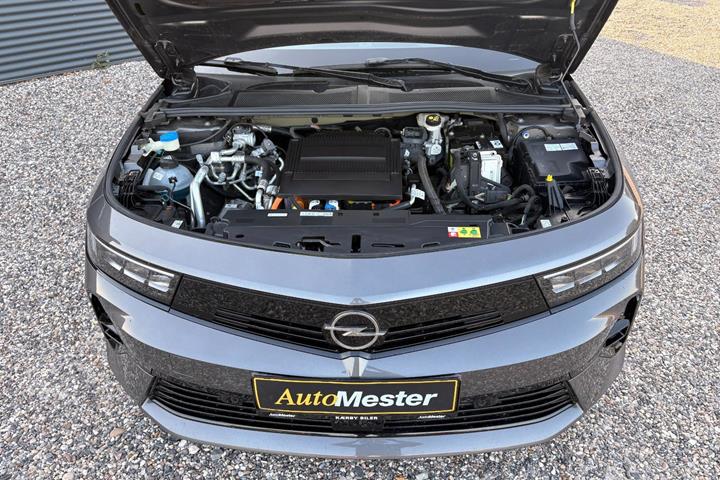 Grå Opel Astra-e fra 2024