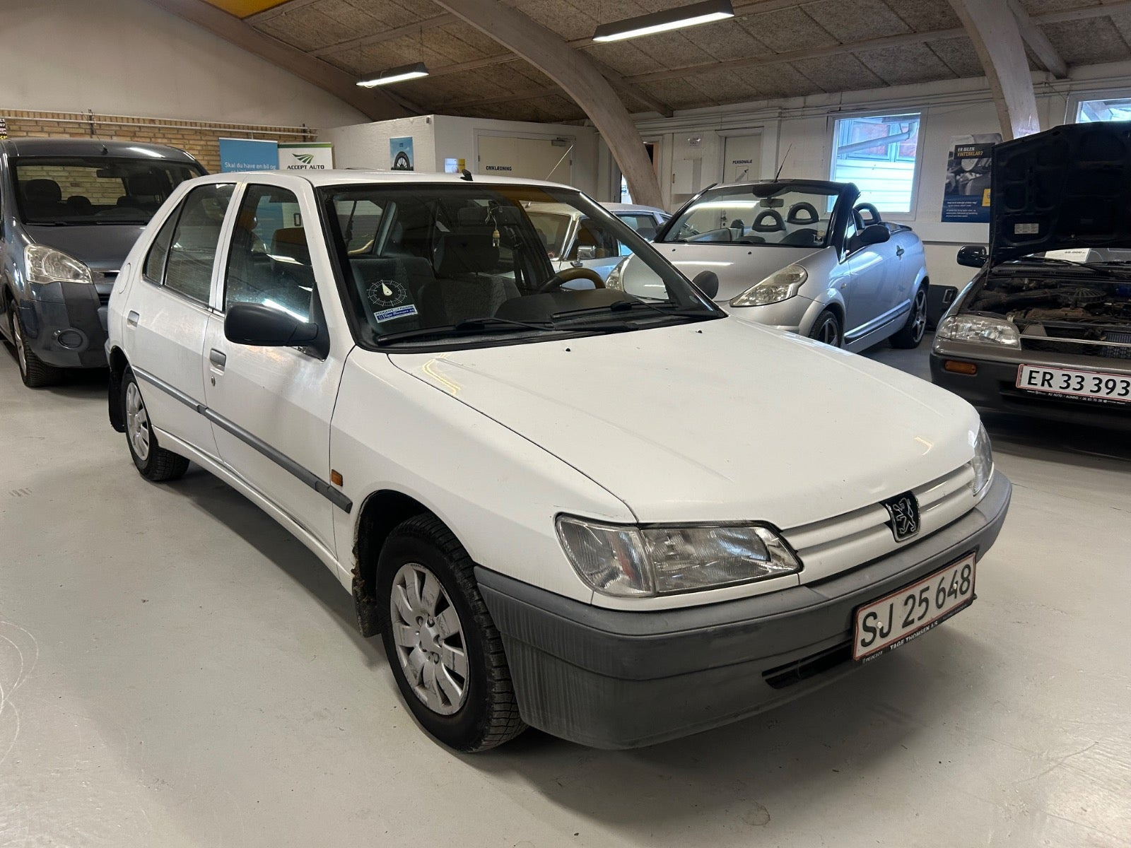 Hvid Peugeot 306 fra 1995