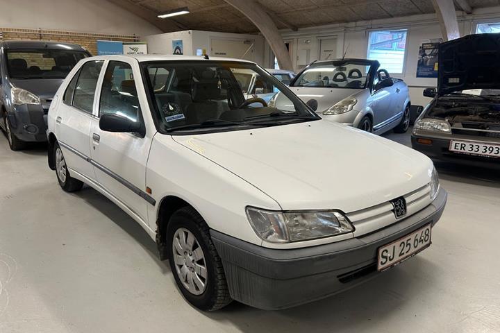 Hvid Peugeot 306 fra 1995