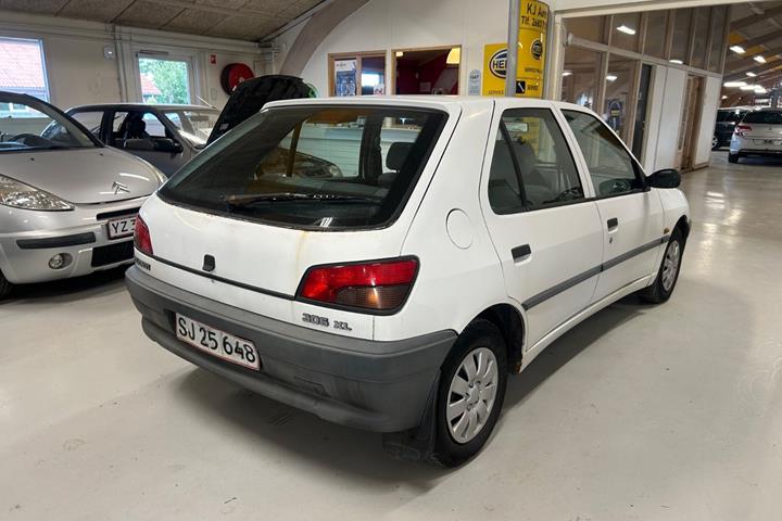 Hvid Peugeot 306 fra 1995