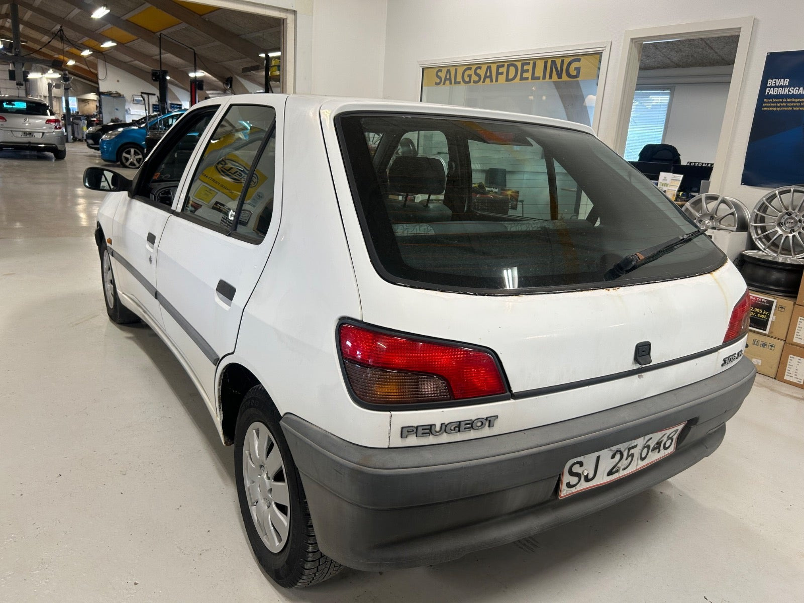 Hvid Peugeot 306 fra 1995