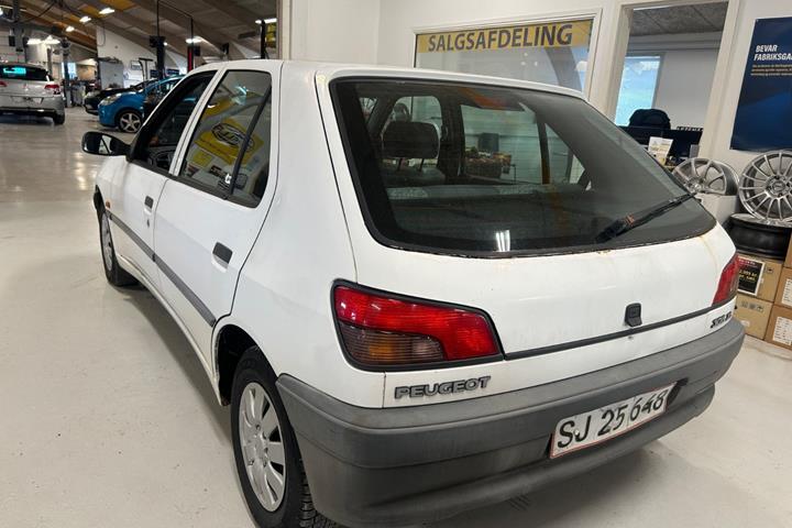 Hvid Peugeot 306 fra 1995