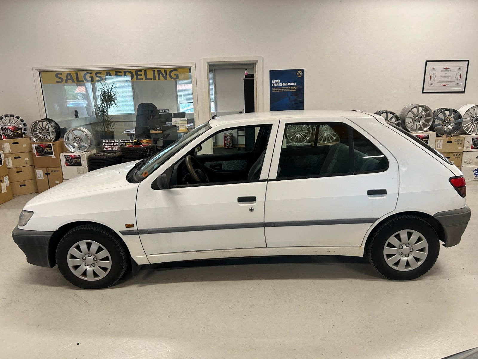 Hvid Peugeot 306 fra 1995