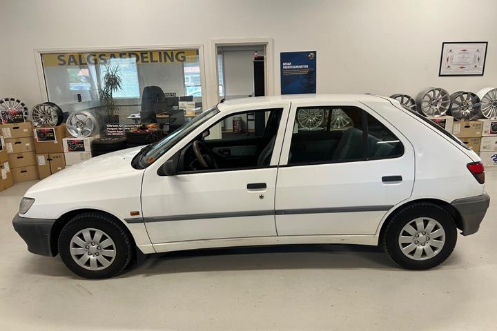Hvid Peugeot 306 fra 1995