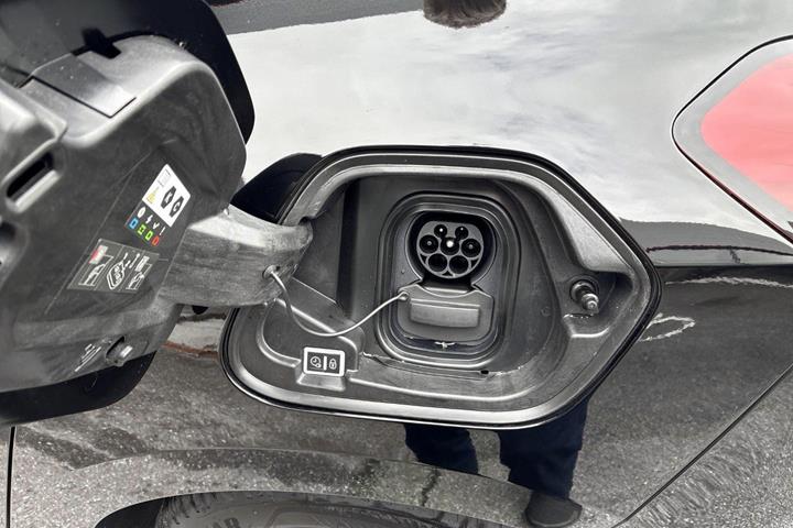 Sort Opel Corsa-e fra 2024