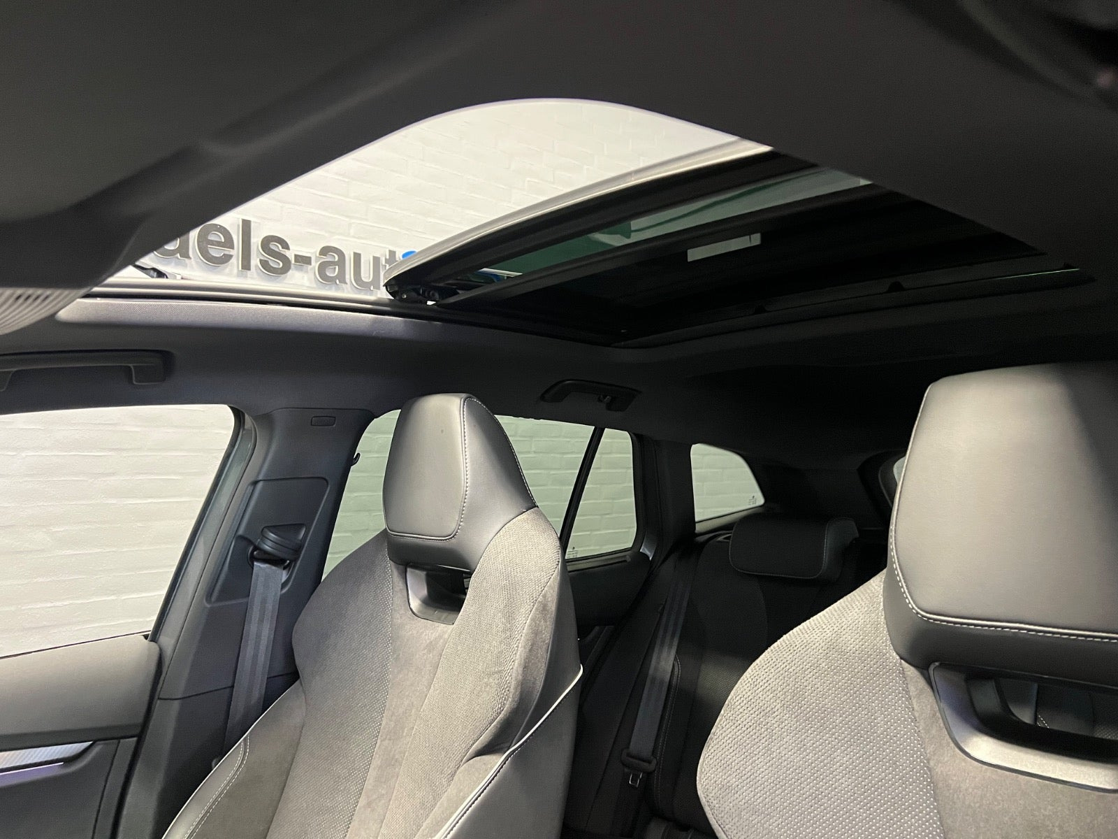 Grå Skoda Enyaq fra 2025