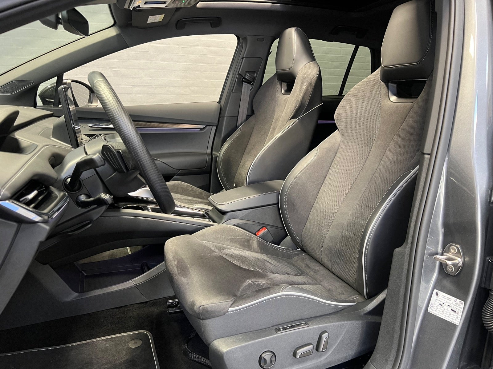 Grå Skoda Enyaq fra 2025