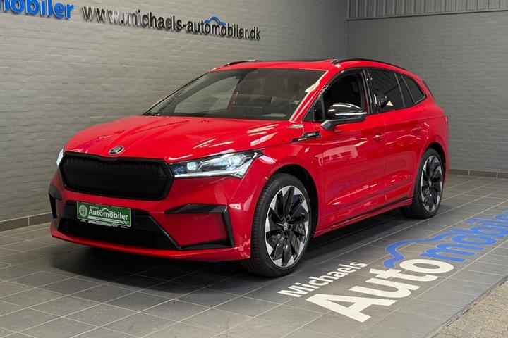 Rød Skoda Enyaq fra 2022 set udefra