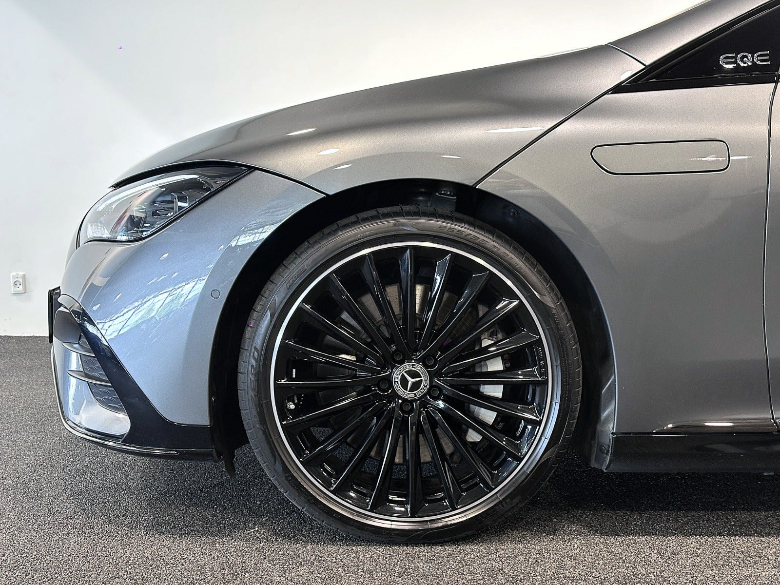 Grå Mercedes EQE300 fra 2025