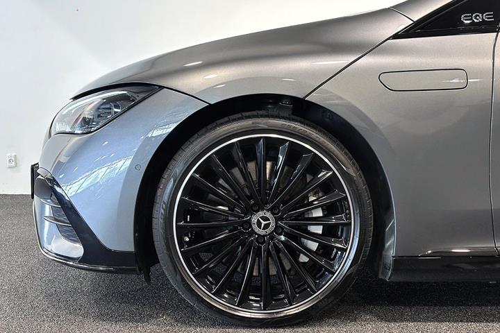 Grå Mercedes EQE300 fra 2025