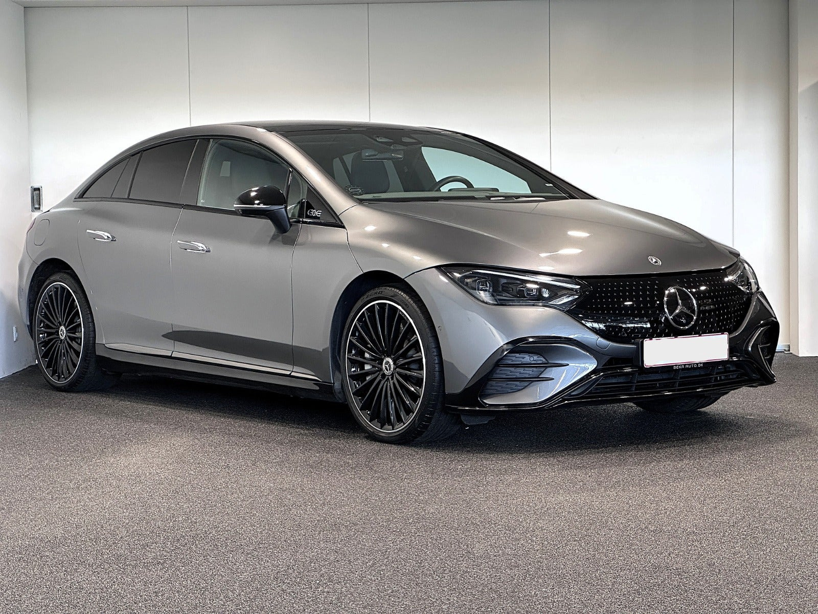 Grå Mercedes EQE300 fra 2025