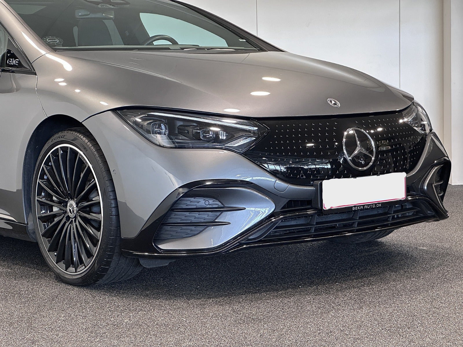 Grå Mercedes EQE300 fra 2025