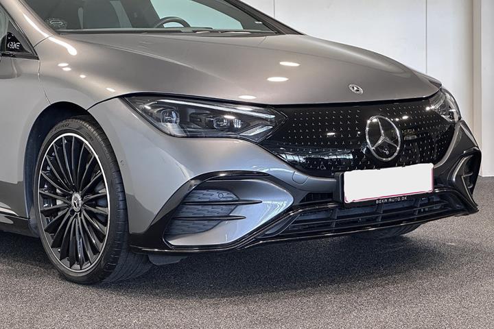 Grå Mercedes EQE300 fra 2025
