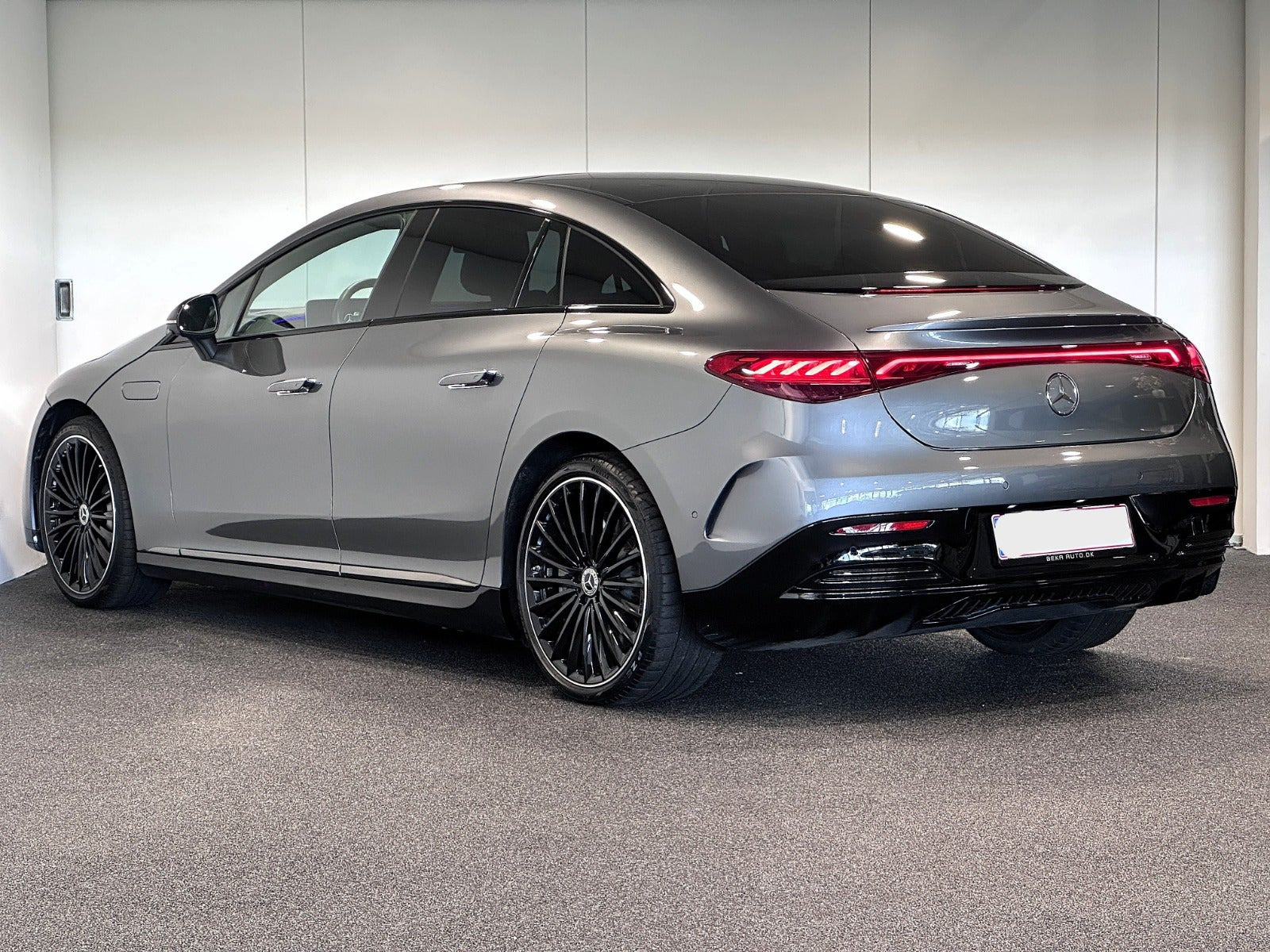 Grå Mercedes EQE300 fra 2025