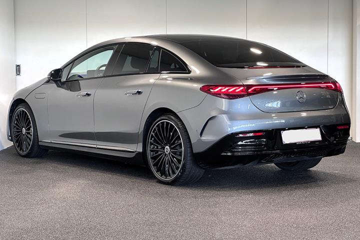 Grå Mercedes EQE300 fra 2025