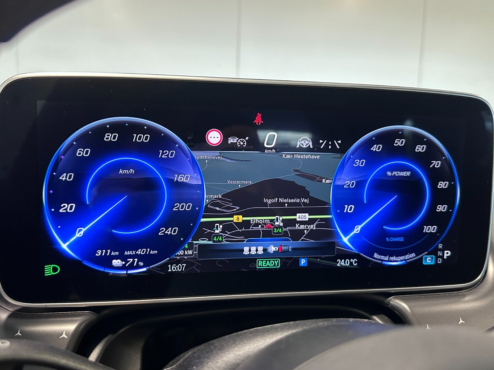 Grå Mercedes EQE300 fra 2025