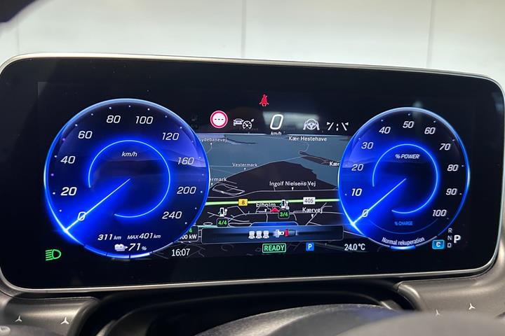 Grå Mercedes EQE300 fra 2025