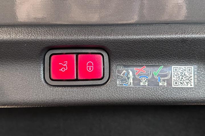 Grå Mercedes EQE300 fra 2025