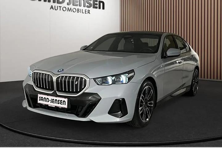 Grå BMW i5 fra 2024 set udefra