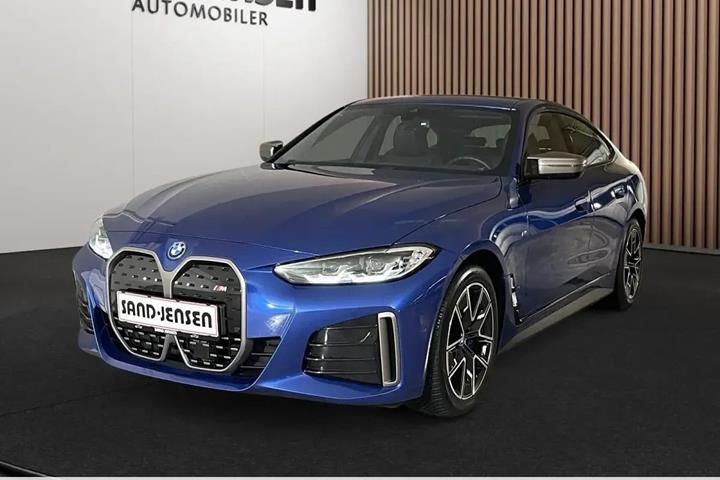 Blå BMW i4 fra 2024 set udefra