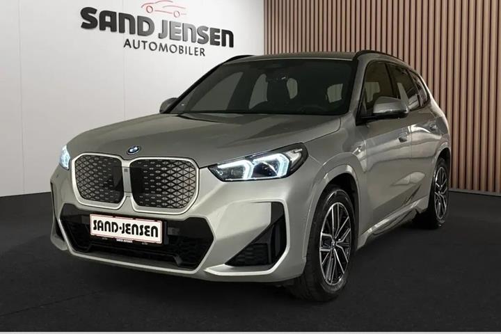 Grå BMW iX1 fra 2025 set udefra