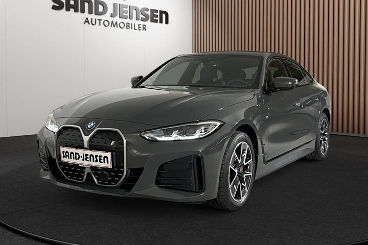 Grå BMW i4 fra 2024 set udefra