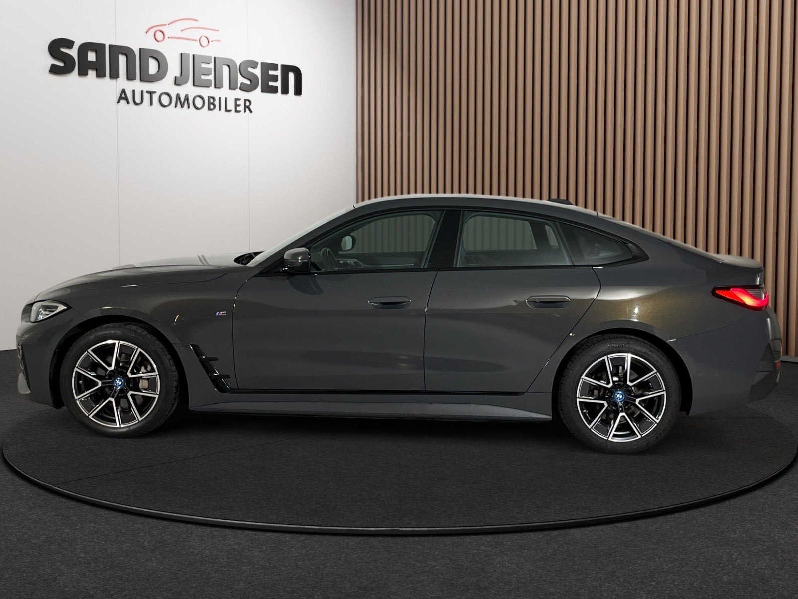 Grå BMW i4 fra 2024
