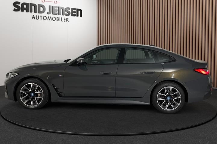 Grå BMW i4 fra 2024