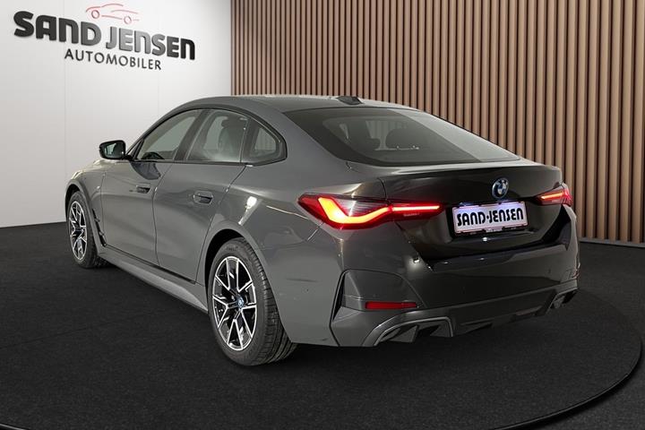 Grå BMW i4 fra 2024