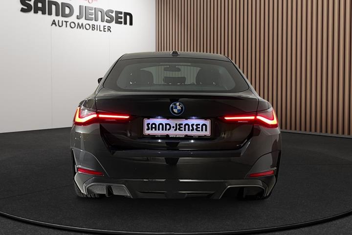 Grå BMW i4 fra 2024