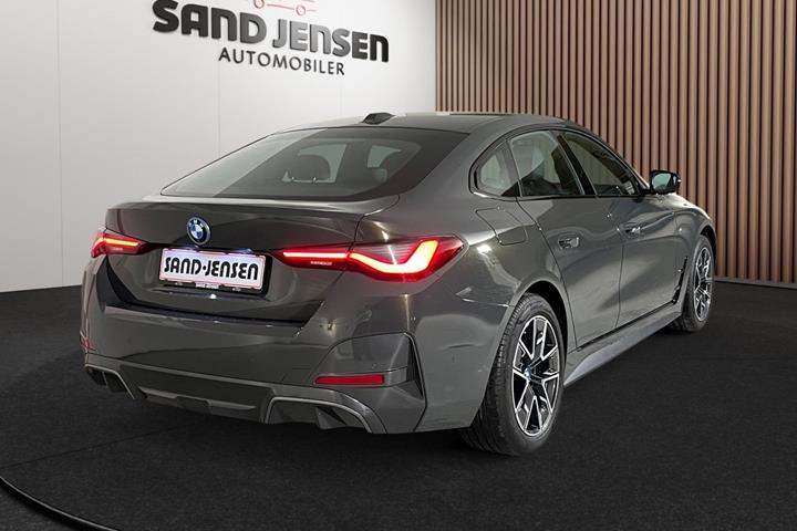 Grå BMW i4 fra 2024