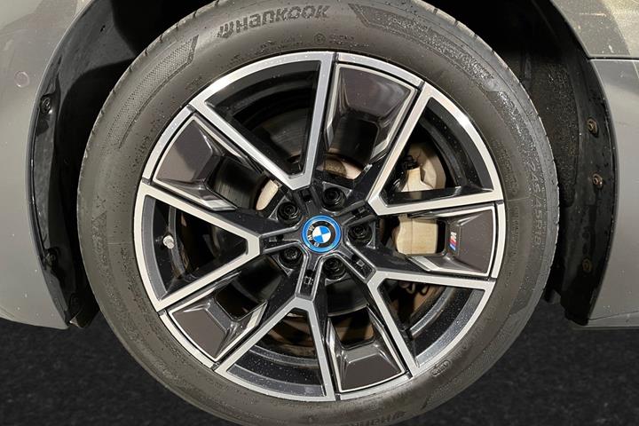 Grå BMW i4 fra 2024