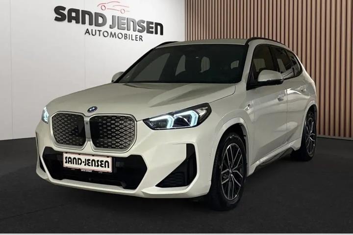 Hvid BMW iX1 fra 2025 set udefra