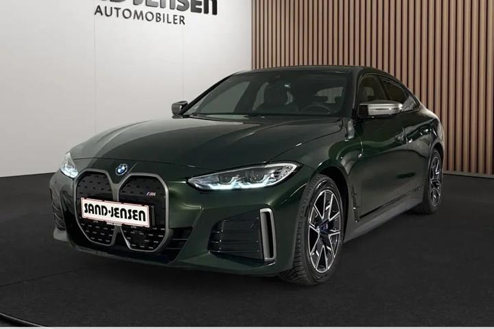 Grøn BMW i4 fra 2024 set udefra