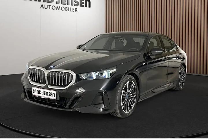 Sort BMW i5 fra 2024 set udefra
