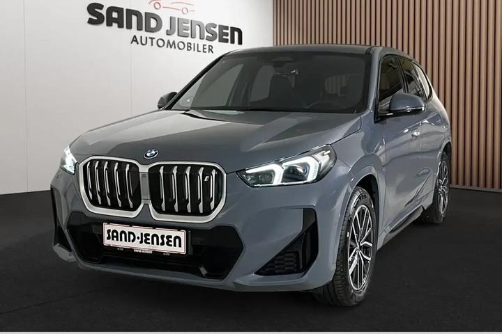 Grå BMW iX1 fra 2023 set udefra